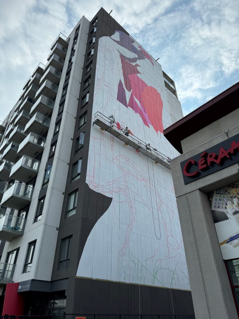 La murale qui sera signée par Jacquie Comrie, en cours de réalisation sur les Tours Saint-Martin à Laval. Crédit photo: Courtoisie Mu