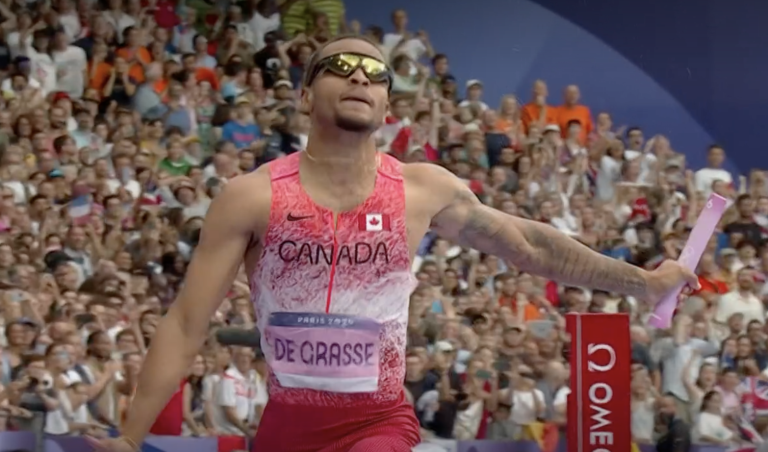 Andre De Grasse qui permet au Canada de remporter la médaille d'or au relais 4 x 100 mètres.