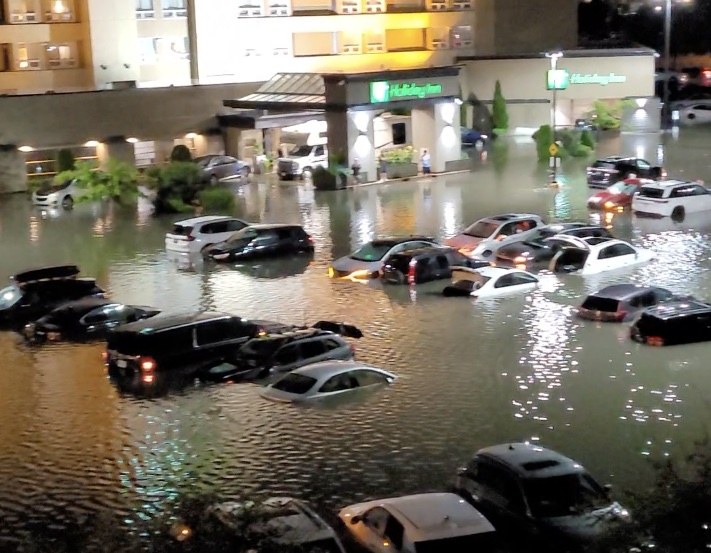 Le stationnement du Holiday Inn de Laval en fin de soirée.