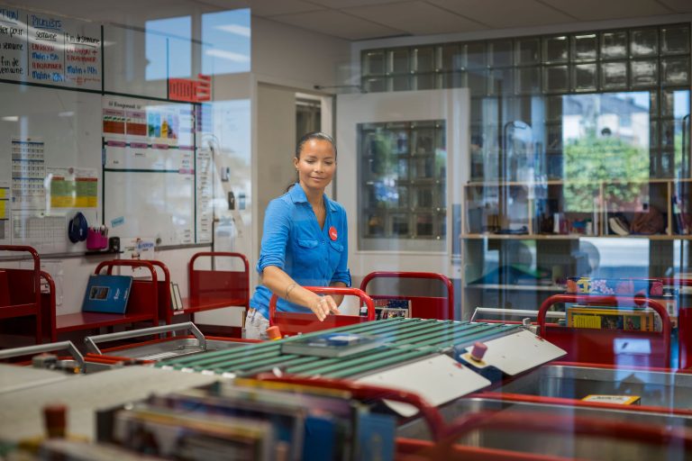 Bibliothécaire travaillant dans une bibliothèque