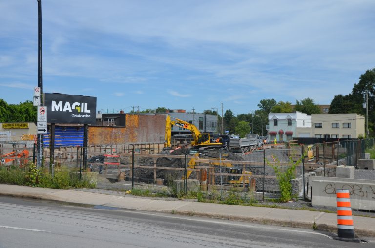 Vue du chantier depuis le boulevard des Laurentides à l’approche du pont Viau.