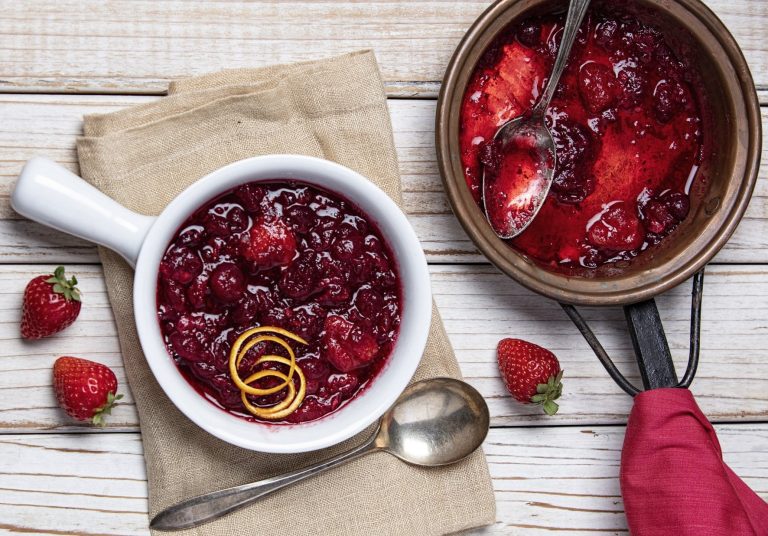 À tort, les fruits congelés dont les fraises sont souvent mal perçus, mais peuvent être utiles et stimuler la créativité culinaire.