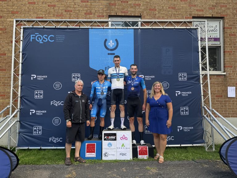 Olivier Brisebois (au centre) sur la première marche du podium.