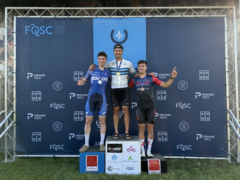 Le cycliste Clément L'Écuyer (à gauche) sur la deuxième marche du podium.