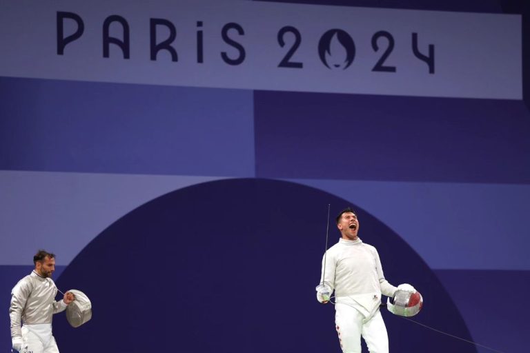 Farès Arfa lors de la compétition de sabre aux Jeux olympiques de Paris 2024.