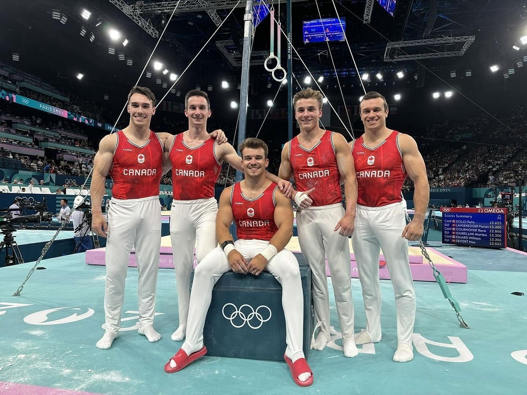 William Émard (au centre) et Félix Dolci (quatrième à partir de la gauche) accompagnés de leurs coéquipiers canadiens en gymnastique artistique.