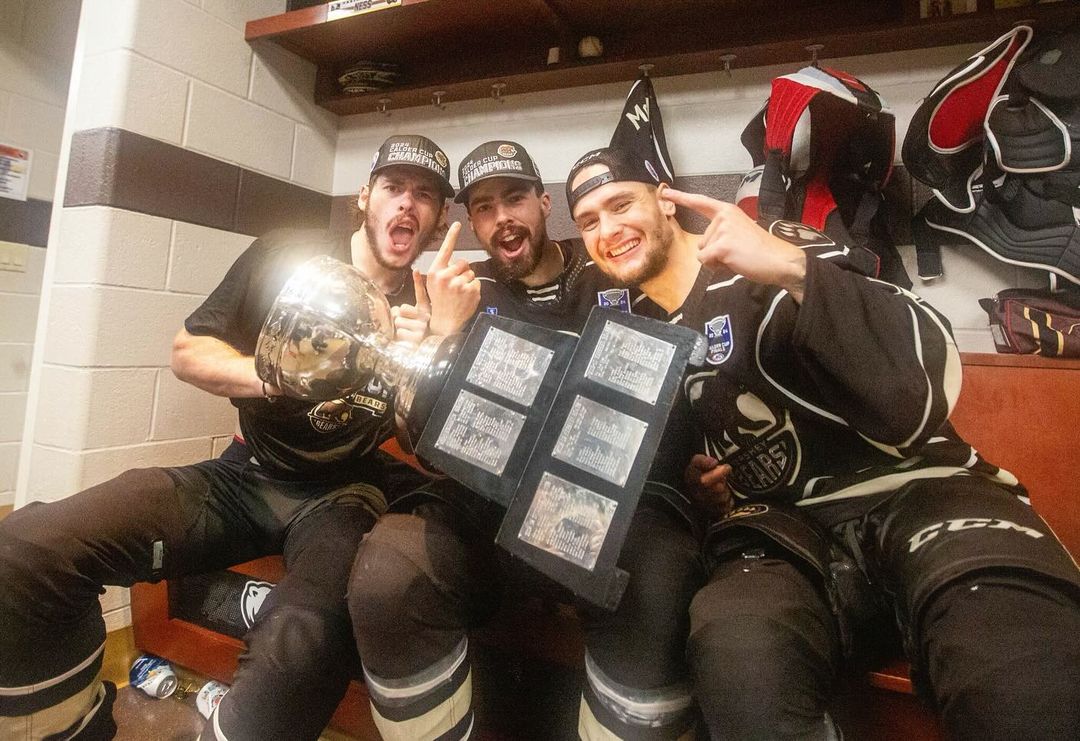 Jimmy Huntington en compagnie des Québécois Pierrick Dubé et Hendrix Lapierre avec qui il a remporté la Coupe Calder.