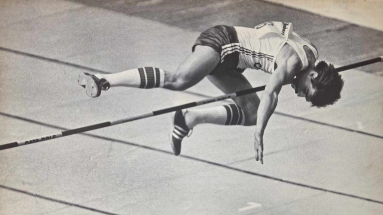 Claude Ferragne à l'épreuve de saut en hauteur.