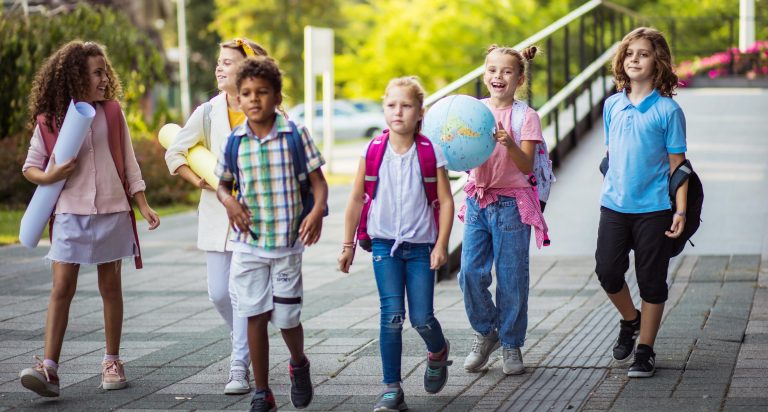 Mi-août, tout en continuant de profiter des vacances estivales, il est bon de commencer à préparer tranquillement la rentrée scolaire sans stress.