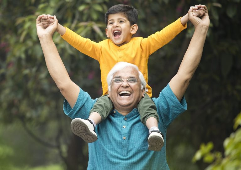 Les grands-parents peuvent être d'une aide précieuse dans le développement de leurs petits-enfants tout au long de leur vie.