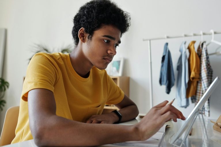 La Fédération étudiante collégiale du Québec (FECQ) est satisfaite que le ministère de l'Enseignement supérieur (MES) prenne acte des recommandations du rapport Intelligence artificielle générative en enseignement supérieur: enjeux pédagogiques et éthiques en créant une nouvelle instance de concertation nationale sur l'intelligence artificielle (IA).