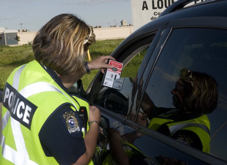 Un conducteur a reçu une amende salée et vu son permis suspendu après avoir roulé à près de 70 km/h au-delà de la limite autorisée dans une zone de construction à Laval.