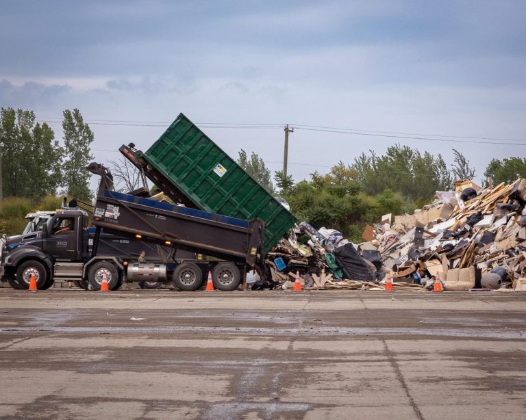 Dans la foulée du passage de Debby, la Ville a mobilisé quelque 250 employés municipaux à la collecte des débris et encombrants de 7h à 19h, et ce, 7 jours sur 7, totalisant 25 000 heures de travail dont 5 M$ en temps supplémentaire, a indiqué le maire Stéphane Boyer.