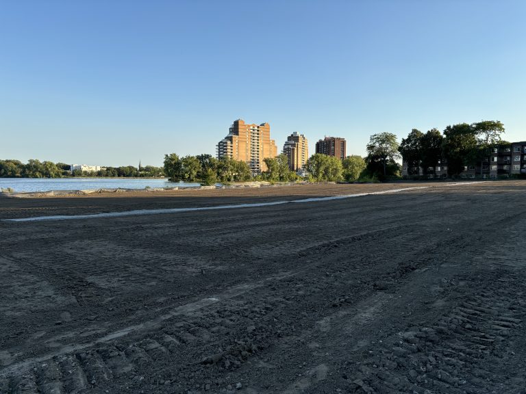 Recouverte de terre, cette superficie de 7000 mètres carrés sur le site de la défunte marina du Commodore fera l’objet d’un ensemencement hydraulique le 9 septembre prochain.