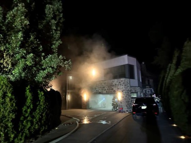 L’architecture de cette maison de l’île Roussin a rendu le travail des pompiers de Laval complexe, eux qui ont réussi à maîtriser ce feu criminel en plus de deux heures.