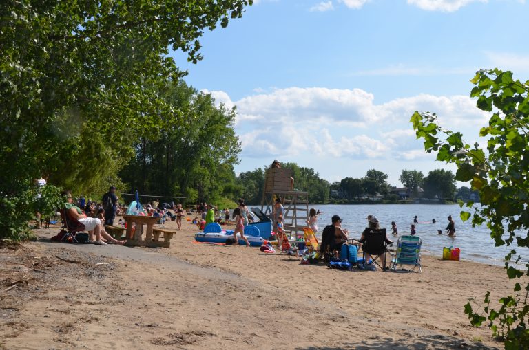 Bien qu’elle n'était officiellement ouverte que du 20 juin au 25 août cette année, la plage de la berge aux Quatre-Vents, dans Laval-Ouest, est fréquentée six mois par année, de mai à octobre.