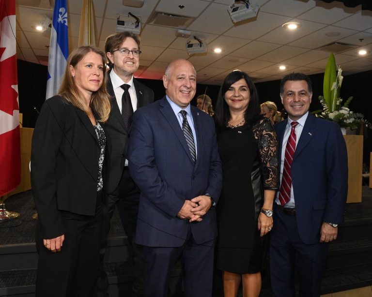 Entourant leur chef et conseiller municipal dans Val-des-Arbres, Archie Cifelli, les quatre autres élus d’Action Laval en 2021 sont, dans l’ordre habituel, Isabelle Piché (Saint-François), Paolo Galati (Saint-Vincent-de-Paul), Aglaia Revelakis (Chomedey) et David De Cotis (Saint-Bruno).