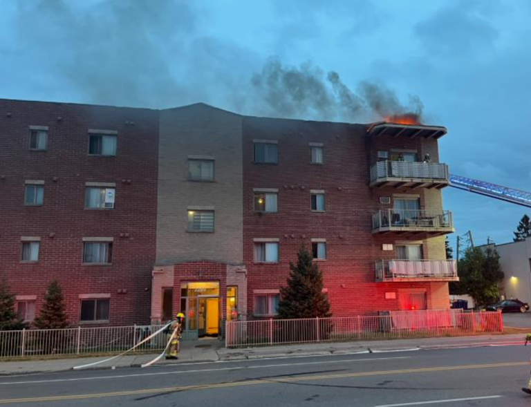 Les pompiers de Laval ont maîtrisé en moins de 30 minutes ce feu causé des travaux de soudure sur la toiture de cet immeuble situé boulevard des Laurentides, à Vimont.