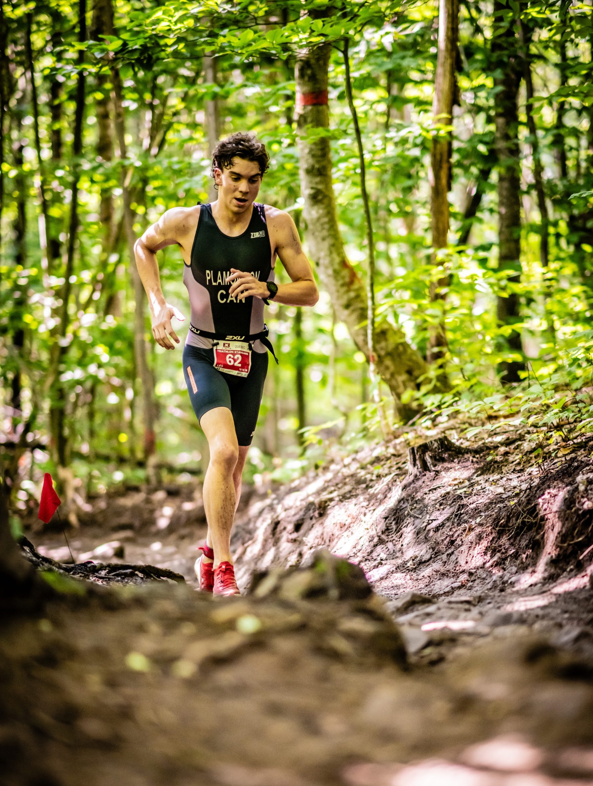 Léo Plamondon lors du segment de course d’un triathlon XTERRA.