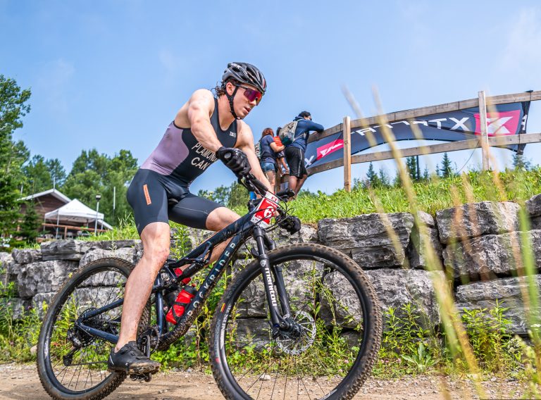 Léo Plamondon lors du segment de vélo de montagne d’un triathlon XTERRA.