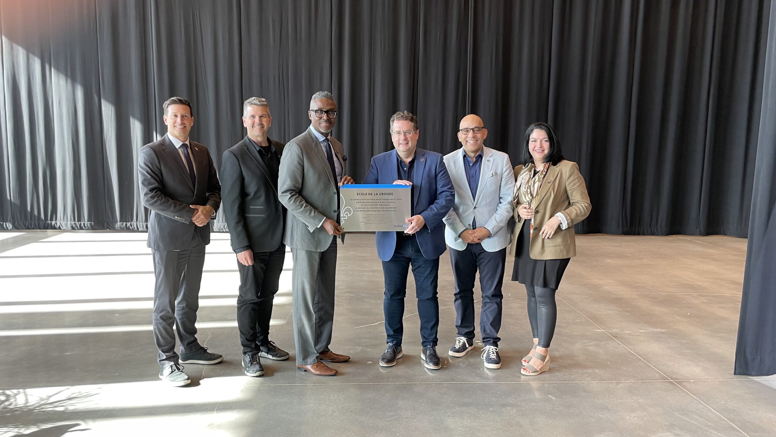 Sur la photo: le maire Stéphane Boyer, le directeur de l’école de la Croisée, Stéphane Pigeon, le directeur général du Centre de services scolaire de Laval, Yves Michel Volcy, le ministre de l’Éducation, Bernard Drainville, le ministre de la Région de Laval, Christopher Skeete, et la députée de Laval-des-Rapides, Céline Haytayan, lors du dévoilement de la plaque inaugurale de l’école de la Croisée. 