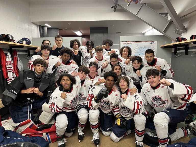 Les joueurs du Rousseau-Royal de Laval-Montréal après leur premier match de la saison.