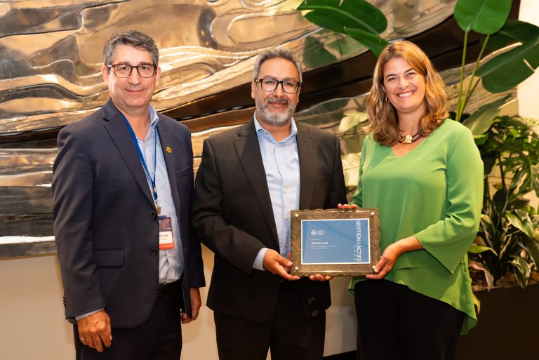 Patrick Lépine, président du comité de sélection du Prix, Driss Ellassraoui, chef de division planification et gestion d'actifs, et Marie-Josée Girard, directrice au service de l’ingénierie.