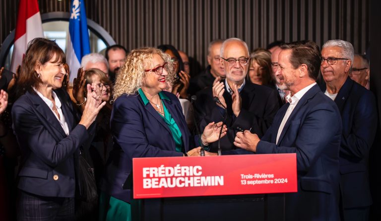 En avant-plan sur la photo, le candidat à la direction du PLQ, Frédéric Beauchemin (à droite), accompagné de l’ex-ministre de la Justice et de l'Immigration Kathleen Weil, l’actuelle députée de Chomedey, Sona Lakhoyan Olivier, et l’ex-ministre des Finances Carlos Leitao.