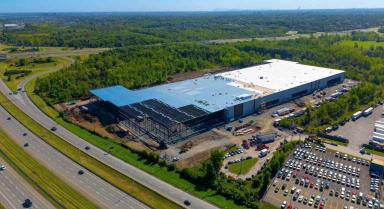 Vue aérienne du site industriel au quadrant sud-ouest des autoroutes 440 et 19. Dans le coin inférieur droit de la photo, on aperçoit une partie du terrain occupé par le concessionnaire automobile Subaru de Laval.