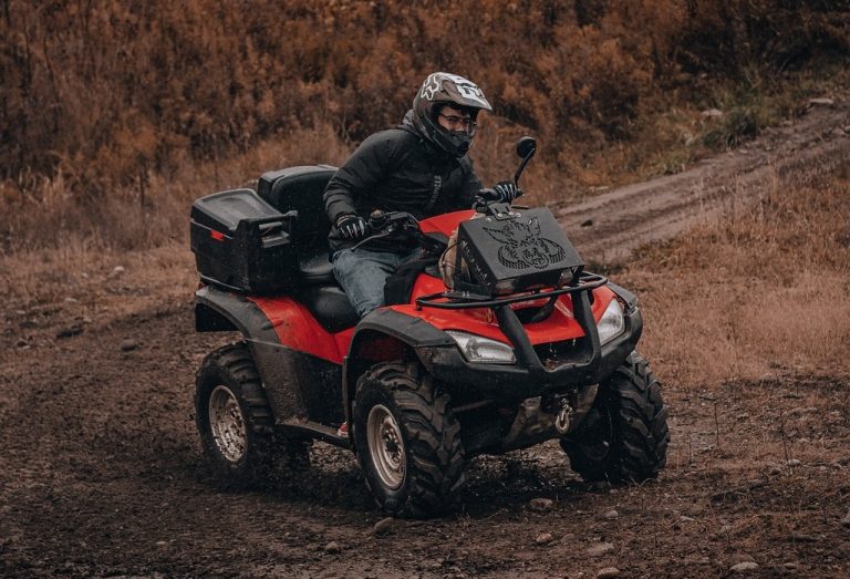 personne sur un véhicule tout terrain