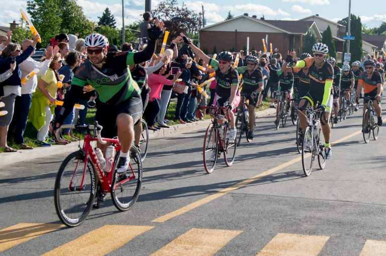 Les cycliste à l'heure arrivée lors de l'édition du 300 KM pour la VIE de 2016.