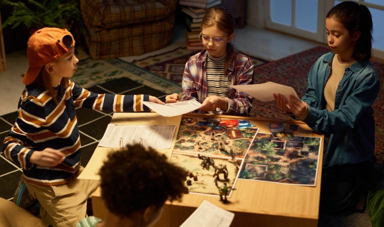 Avec le retour des jours plus froids, les soirées de jeux entre amis, que ce soit enfants ou adultes, redeviennent fort prisées.