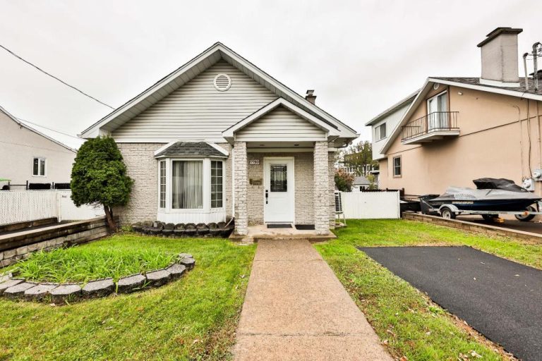 Cette maison située au 7790, 3e Avenue, à Laval, est en vente pour moins de 300 000$.