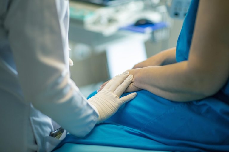 chambre d'hôpital avec un employé membre de l'AMC.