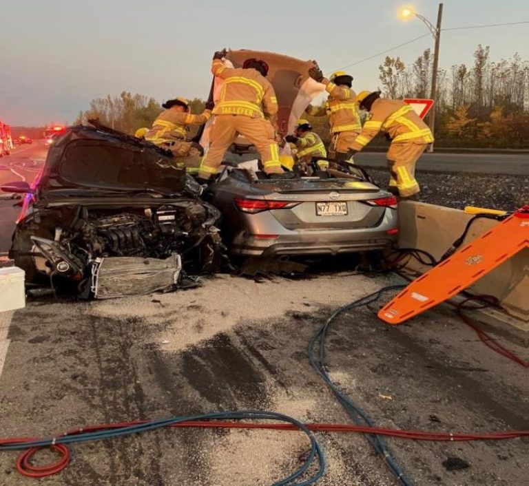 Spectaculaire accident impliquant un camion lourd et trois autres véhicules, ainsi que cinq victimes blessées, au petit matin du vendredi 18 octobre sur la route 335, à Laval.