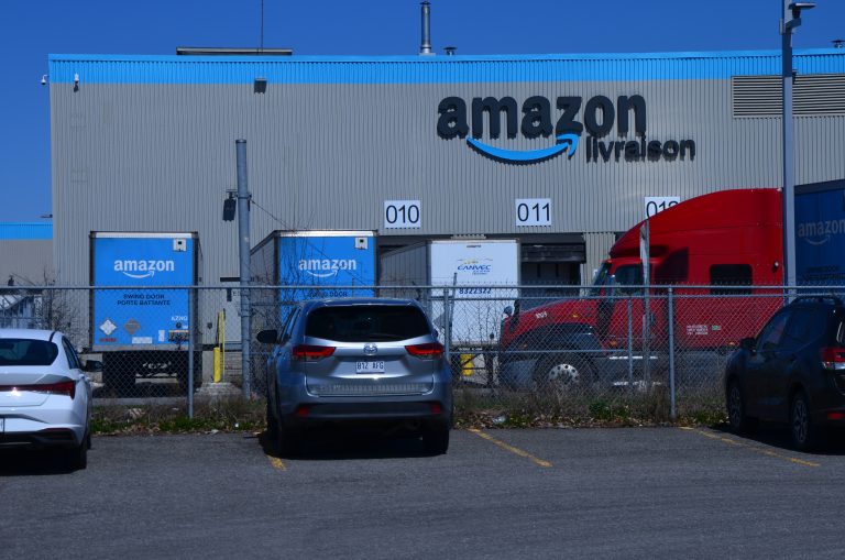 L’entrepôt de la rue Ernest-Cormier, bordant l’autoroute 25 dans l’est de Laval, est devenu le 10 mai dernier le seul entrepôt Amazon syndiqué au Canada. 