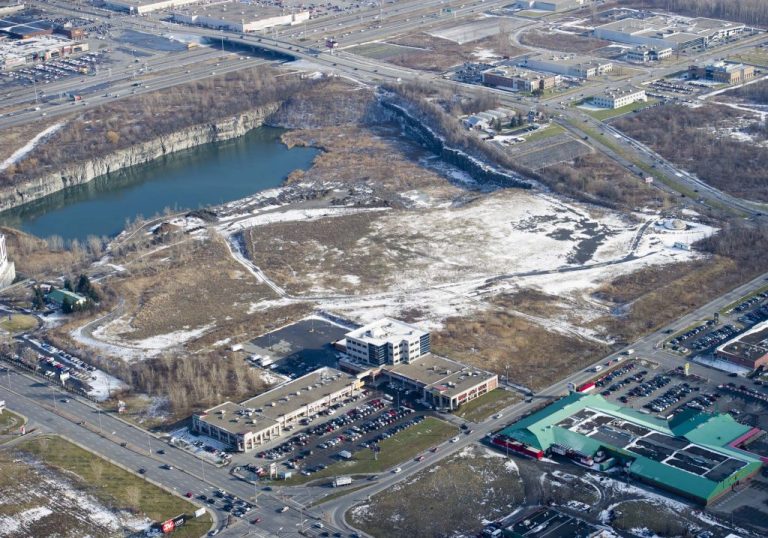 Le Carré Laval se trouve au cœur du quadrilatère délimité par l’autoroute 15 et les boulevards Saint-Martin, Daniel-Johnson et du Souvenir.