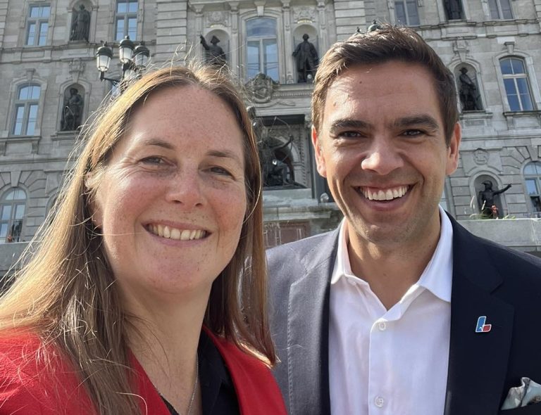 La députée de Mille-Îles Virginie Dufour pose en présence du candidat à la direction du PLQ, Charles Milliard.