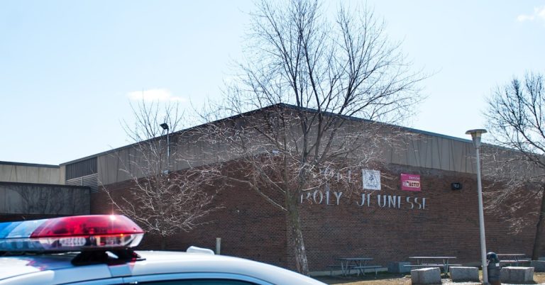 Un confinement est déployé en ce moment à l’école secondaire Poly-Jeunesse, à Fabreville, bien que la police de Laval se fait rassurante.