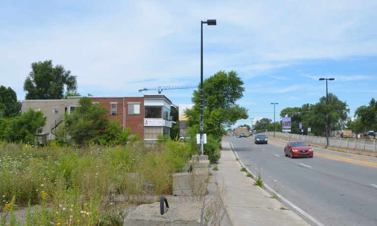 Cet immeuble commercial situé au 18, boulevard des Laurentides à l’entrée du pont Viau a finalement été exproprié au coût de 719 000 $. Cette acquisition par la Ville constitue la 5e et dernière expropriation sur ce tronçon de 150 mètres au nord de la rue du Pont-Viau, appelé à devenir un élément central de la revitalisation du secteur Cartier.