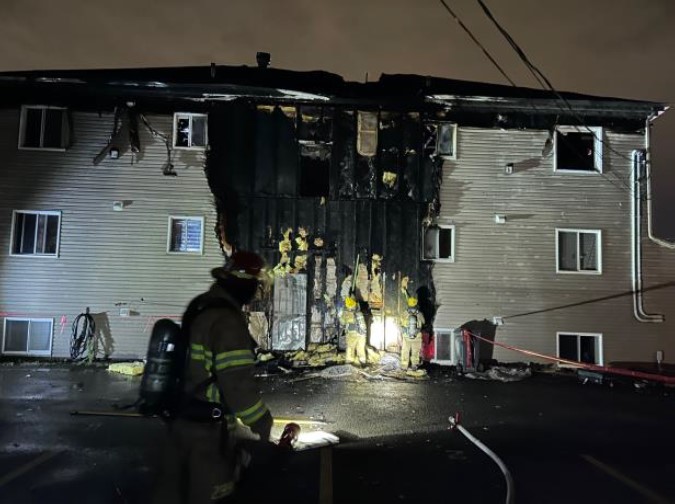 On suspecte que des cendres ou une autre source incandescente jetées dans un bac de recyclage auraient causé ce feu maîtrisé en un peu plus d’une heure par les pompiers de Laval.