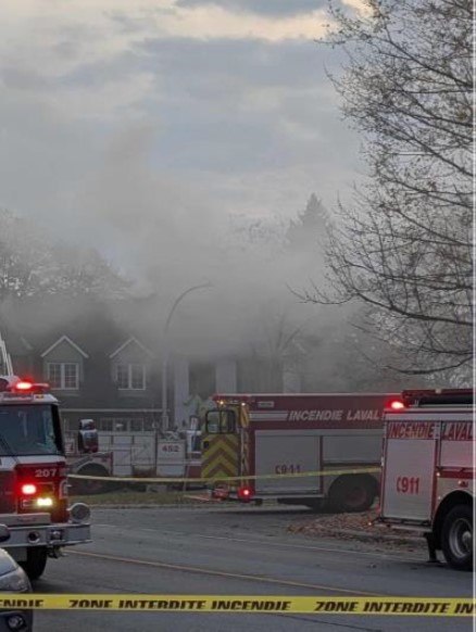 Les pompiers de Laval ont maîtrisé en près d’une heure ce feu qui aurait débuté sous la toiture d’une maison située boulevard des Oiseaux, dans le secteur Champfleury le jeudi 30 octobre.