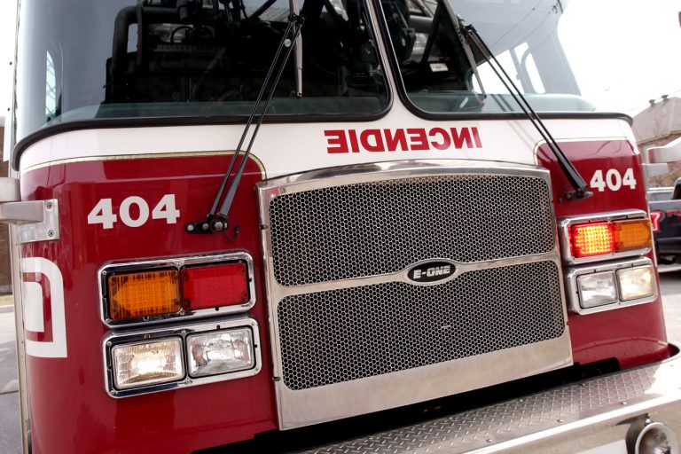 camion de pompier du Service de sécurité incendie de Laval allant arrêter un feu.