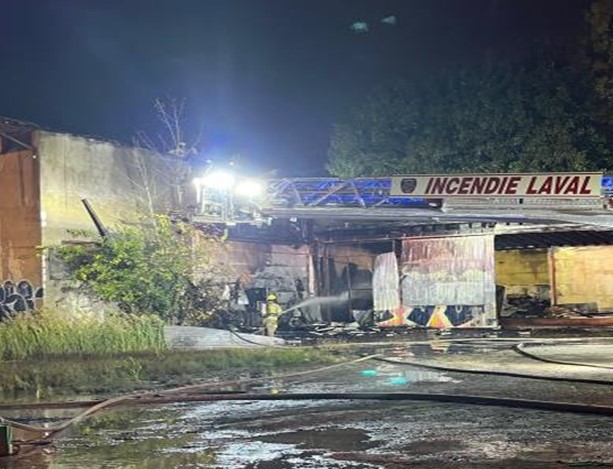 Les pompiers de Laval ont contrôlé ce feu jugé suspect d’un local commercial du boulevard Saint-Martin Ouest, qui a notamment nécessité l’évacuation d’un parc adjacent, en moins d’une heure.