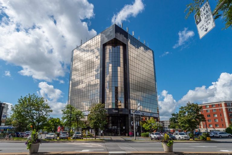 Une bibliothèque de quartier sera aménagée au rez-de-chaussée de cet immeuble à bureaux situé au 1200, boulevard Chomedey.