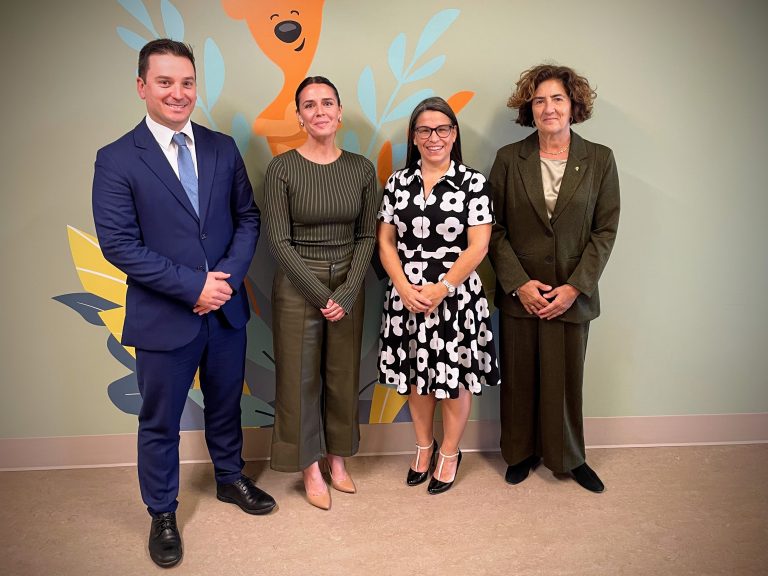 Simon Jolin-Barrette, ministre de la Justice et procureur général du Québec, Mélissa Désormeaux-Poulin, porte-parole de Marie-Vincent, Stéphanie Gareau, directrice générale de Marie-Vincent et Me Catherine Claveau, bâtonnière du Québec, sont fiers d’annoncer les formations spécialisées pour les professionnels travaillant auprès des jeunes victimes de violence sexuelle, développées par Marie-Vincent en partenariat avec le Barreau du Québec.