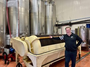 Alexandre Grenier, copropriétaire majoritaire du vignoble Château Taillefer Lafon, devant le pressoir à raisin.