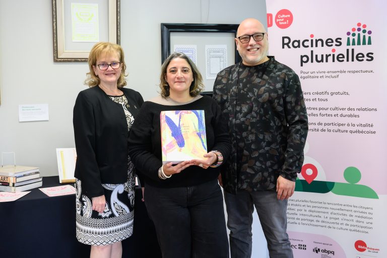 De gauche à droite: Seta Topouzian, conseillère municipale de Renaud, Anne-Laure Bixquert, artiste et Michel Vallée, président-directeur général de Culture pour tous. (Photo gracieuseté – Vincent Girard)