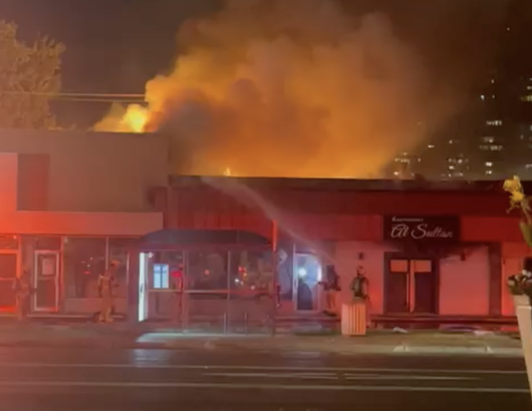 Un feu suspect maîtrisé en quelque deux heures par les pompiers de Laval est survenu dans un bâtiment commercial de Chomedey situé boulevard Curé-Labelle.