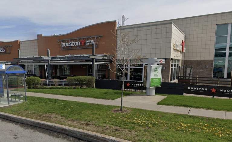 Le restaurant Houston du Centropolis situé au 1739, avenue Pierre-Péladeau, et visé par une amende du MAPAQ.